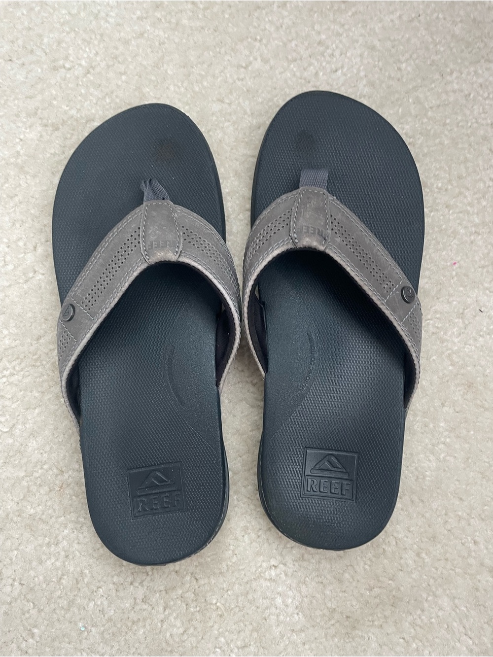 Reef Men’s Black Footbed with Gray Straps Flip Flops, size 8